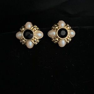 Vintage unmarked Rhinestone and faux Pearl clip on earrings.